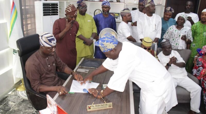 AGBADO OKE -ODO LCDA SWEARS IN BUHARI SULAIMON AS S.L.G., JIMOH JELILI AS CHAIRMAN, REVENUE COMMITTEE